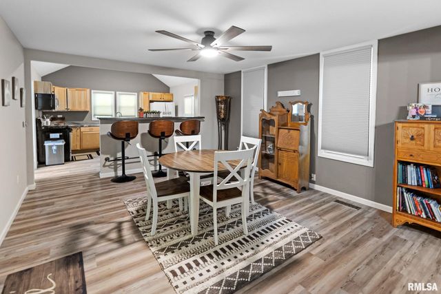 416 S MAPLE Street, Salem, IL 62881