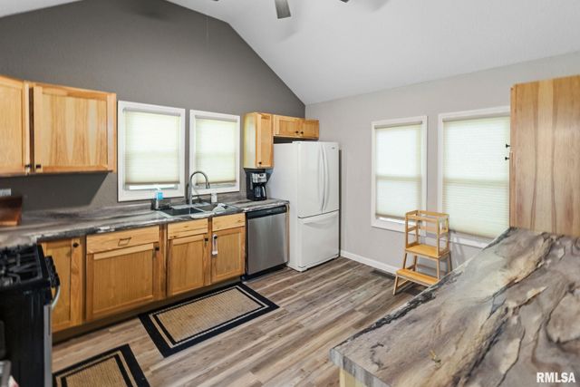 416 S MAPLE Street, Salem, IL 62881