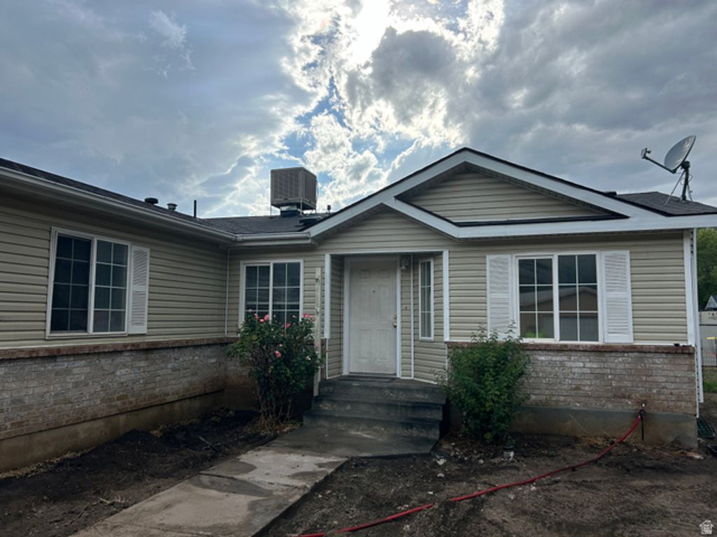 1675 KYLEE LN, Ogden, UT 84404 — exterior