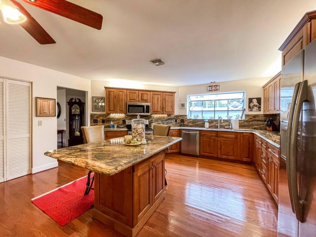 56 Edinburgh Drive, Palm Beach Gardens, FL 33418