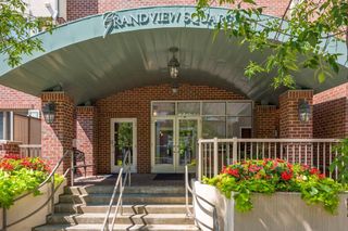 5250 Grandview Square 2402, Edina, MN 55436