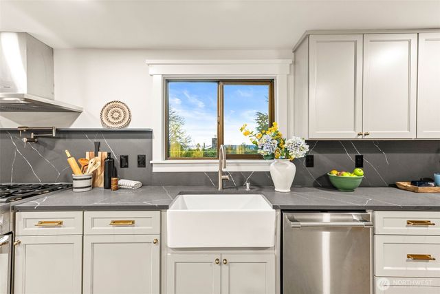 6013 106th Avenue NE, Kirkland, WA 98033