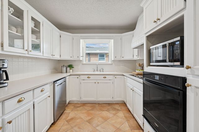 4001 Willow Bend Road, Benbrook, TX 76116