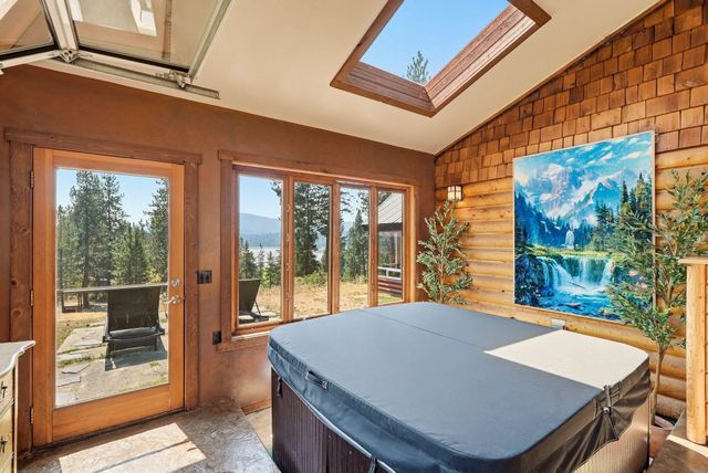 15504 N Osprey Ln, Newman Lake, WA 99025