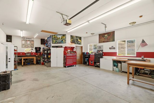 15504 N Osprey Ln, Newman Lake, WA 99025
