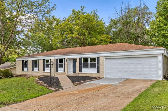815 Ariege Drive, Creve Coeur, MO 63141