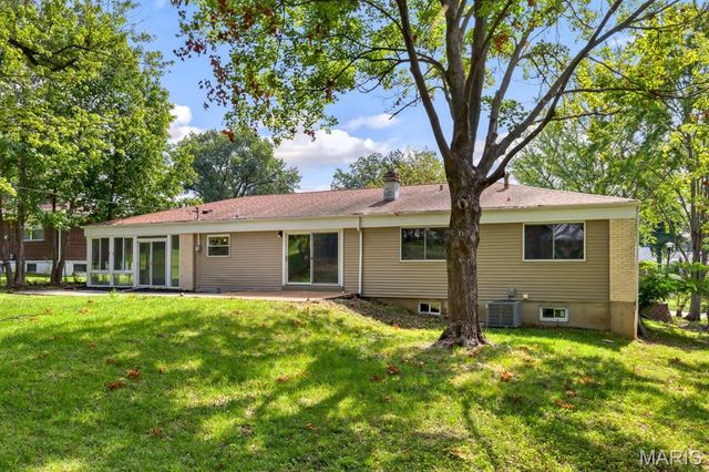 815 Ariege Drive, Creve Coeur, MO 63141