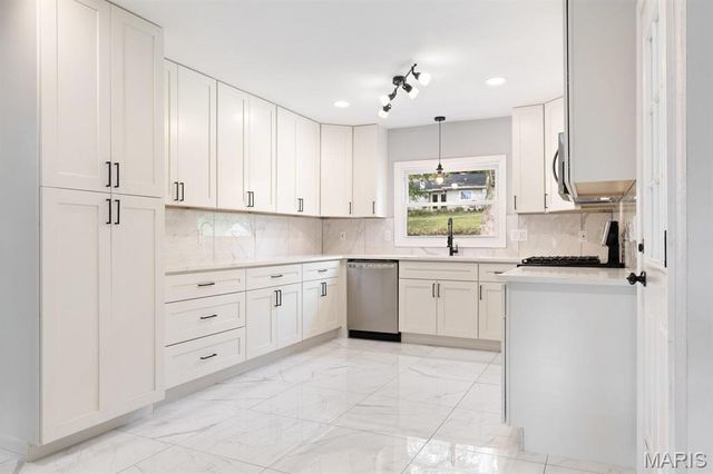 815 Ariege Drive, Creve Coeur, MO 63141