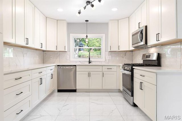 815 Ariege Drive, Creve Coeur, MO 63141