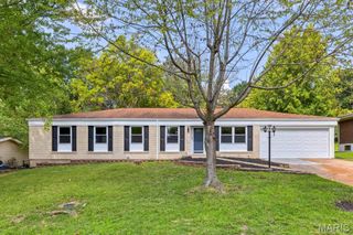 815 Ariege Drive, Creve Coeur, MO 63141