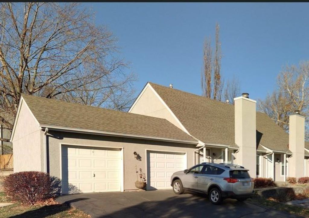 10790 Oakmont Street, Overland Park, KS 66210