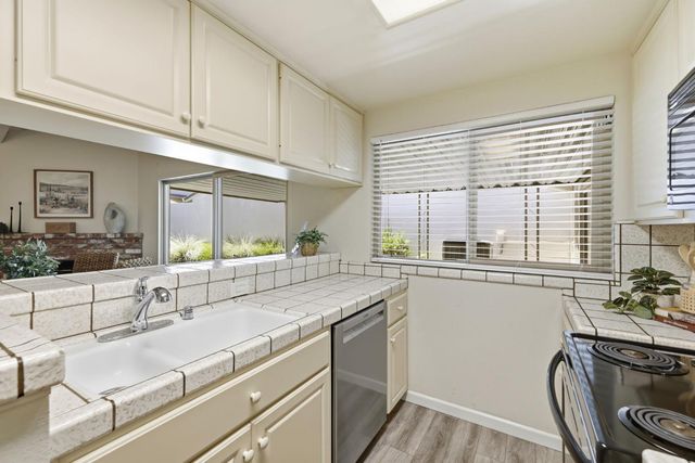 26 Miranda Ct, Sacramento, CA 95822