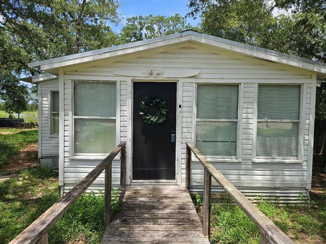 127 Iroquois DR, Smithville, TX 78957
