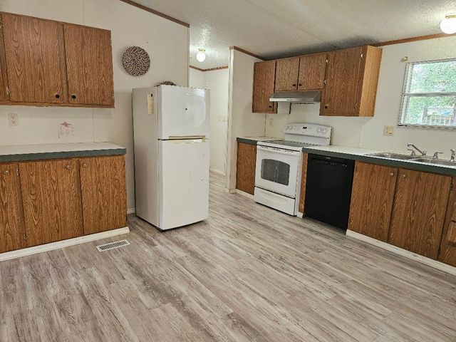 127 Iroquois DR, Smithville, TX 78957