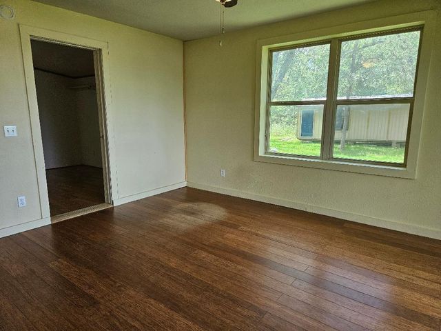 127 Iroquois DR, Smithville, TX 78957
