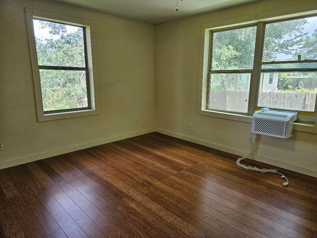 127 Iroquois DR, Smithville, TX 78957