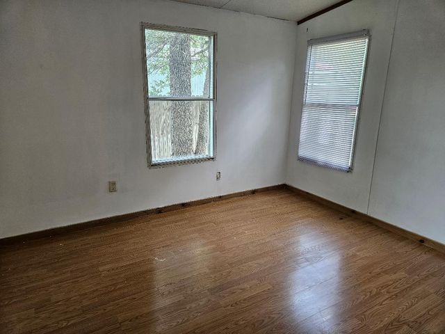 127 Iroquois DR, Smithville, TX 78957