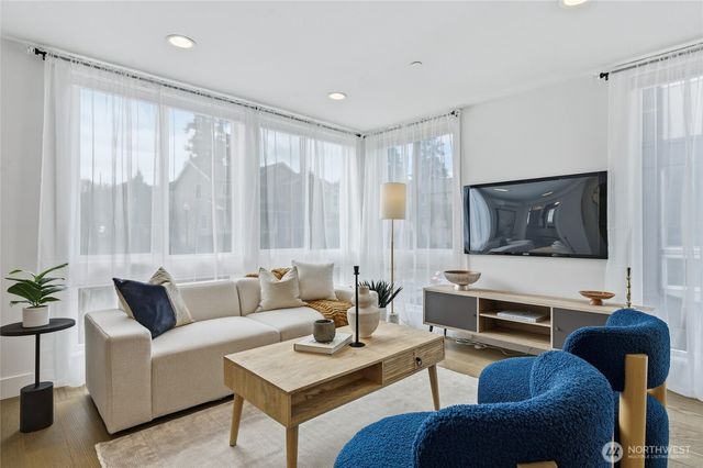 10712 SE 2nd Street, Bellevue, WA 98004