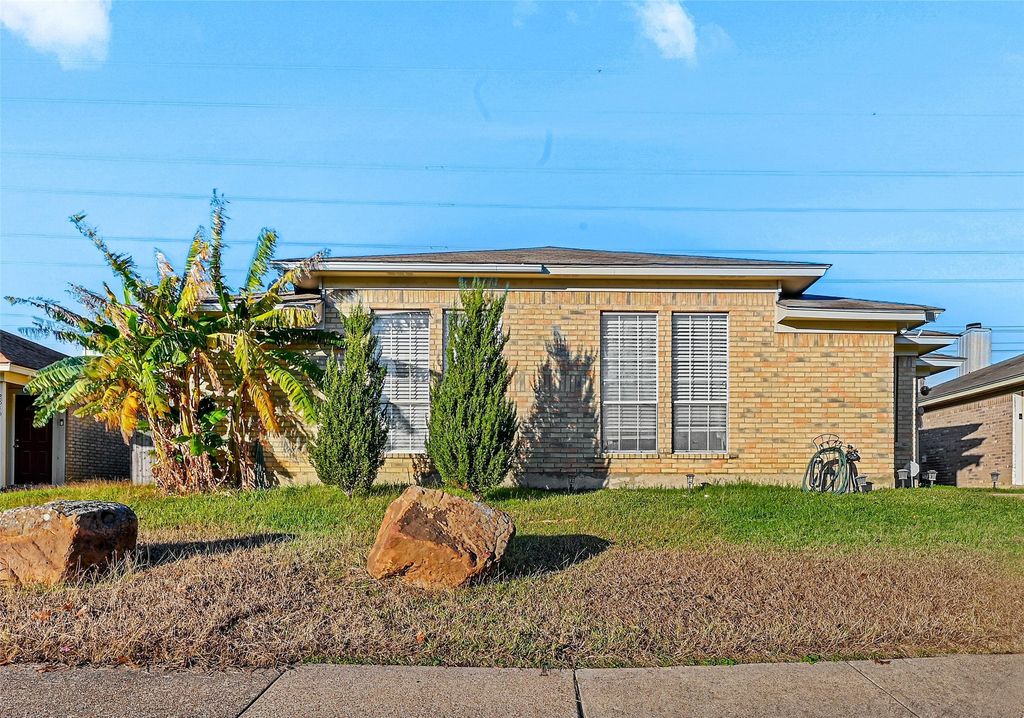2814 Sherry Street, Arlington, TX 76014