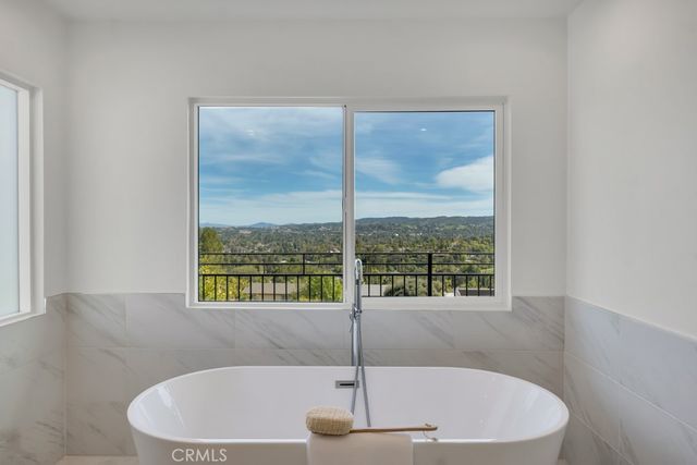 5952 Woodland View Drive, Woodland Hills, CA 91367