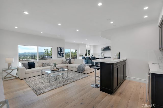5952 Woodland View Drive, Woodland Hills, CA 91367