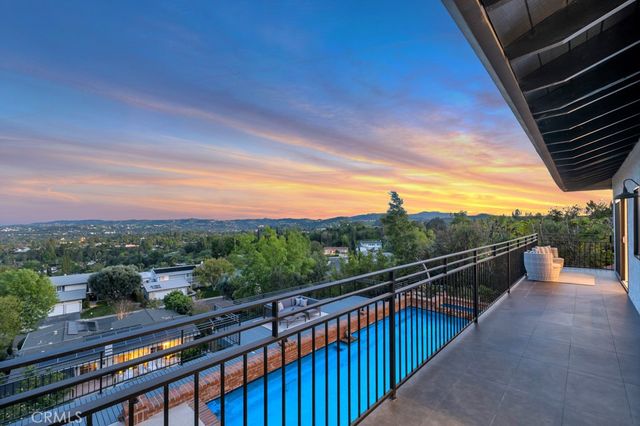 5952 Woodland View Drive, Woodland Hills, CA 91367