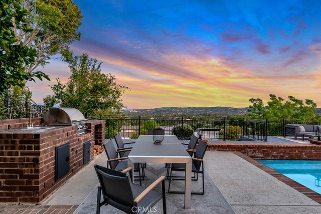 5952 Woodland View Drive, Woodland Hills, CA 91367