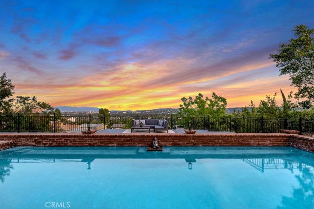 5952 Woodland View Drive, Woodland Hills, CA 91367