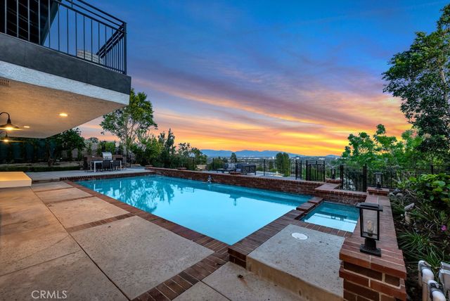 5952 Woodland View Drive, Woodland Hills, CA 91367