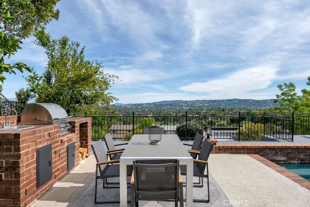 5952 Woodland View Drive, Woodland Hills, CA 91367