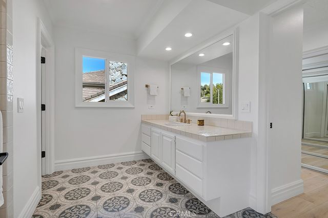5952 Woodland View Drive, Woodland Hills, CA 91367