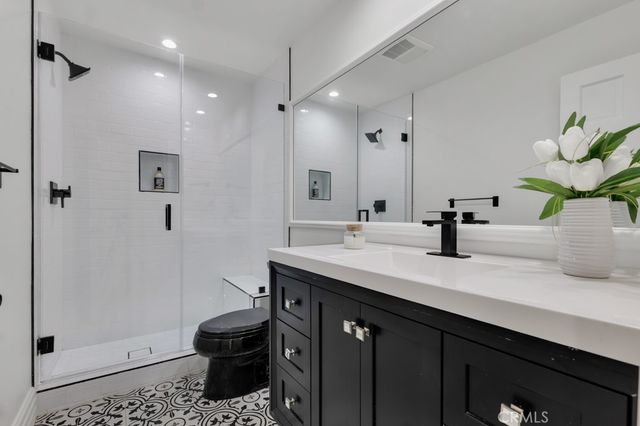 5952 Woodland View Drive, Woodland Hills, CA 91367