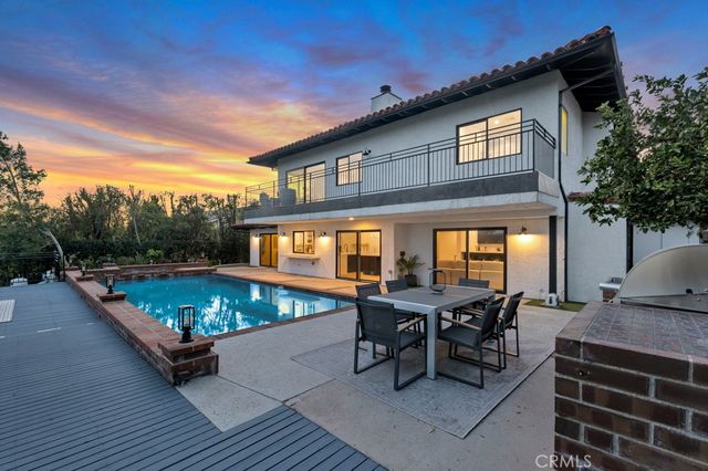 5952 Woodland View Drive, Woodland Hills, CA 91367