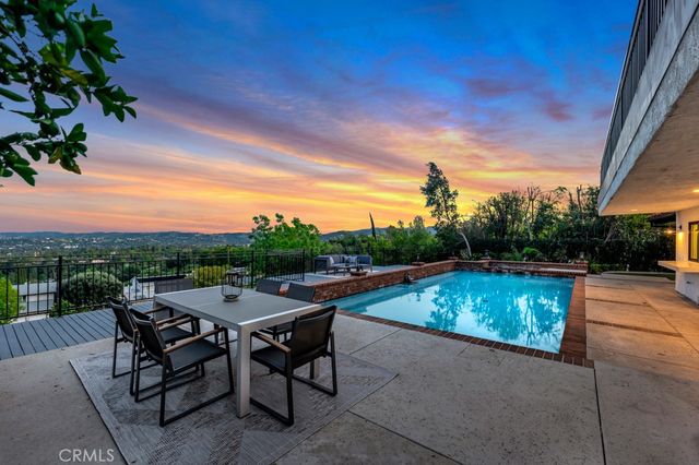 5952 Woodland View Drive, Woodland Hills, CA 91367