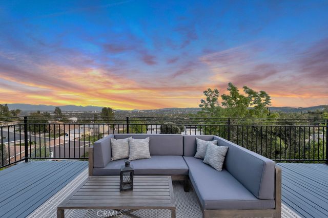 5952 Woodland View Drive, Woodland Hills, CA 91367
