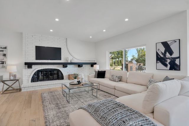 5952 Woodland View Drive, Woodland Hills, CA 91367