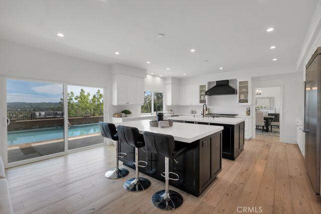 5952 Woodland View Drive, Woodland Hills, CA 91367