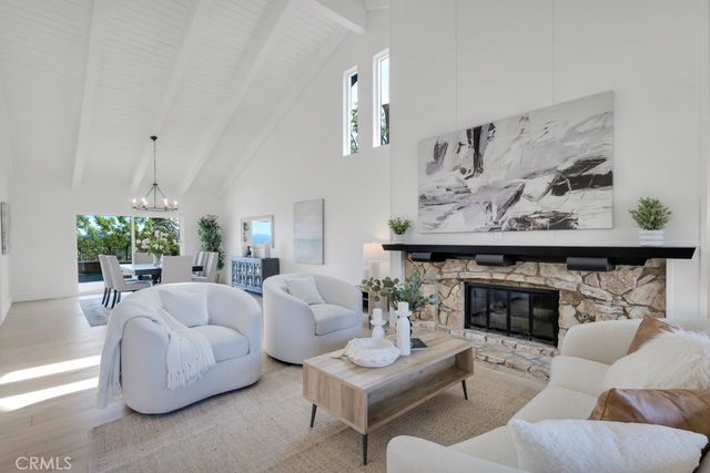 5952 Woodland View Drive, Woodland Hills, CA 91367