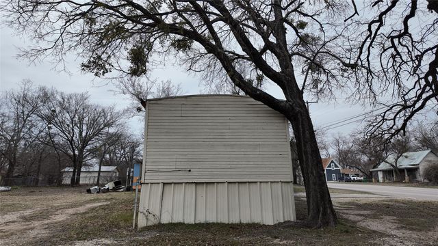 305 W Sherman Street D, Chico, TX 76431