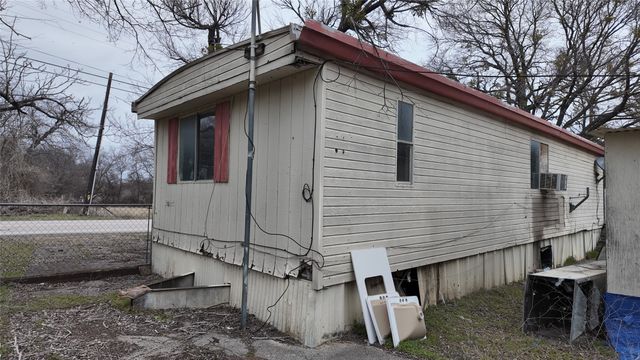 305 W Sherman Street D, Chico, TX 76431