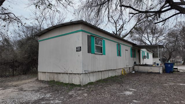 305 W Sherman Street D, Chico, TX 76431