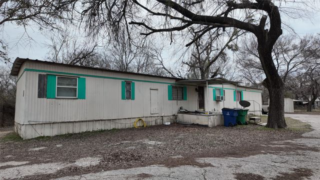 305 W Sherman Street D, Chico, TX 76431