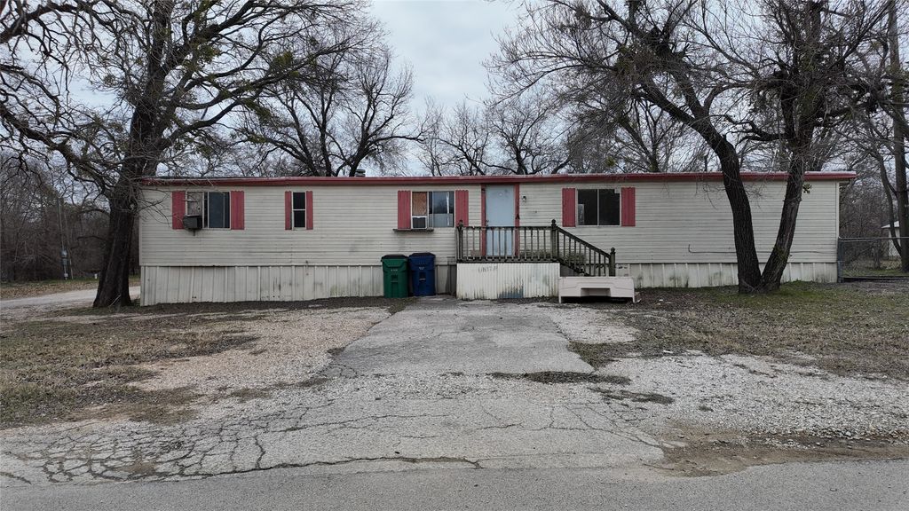 305 W Sherman Street D, Chico, TX 76431