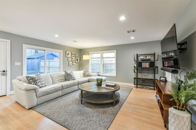 910 Algregg Street, Houston, TX 77009