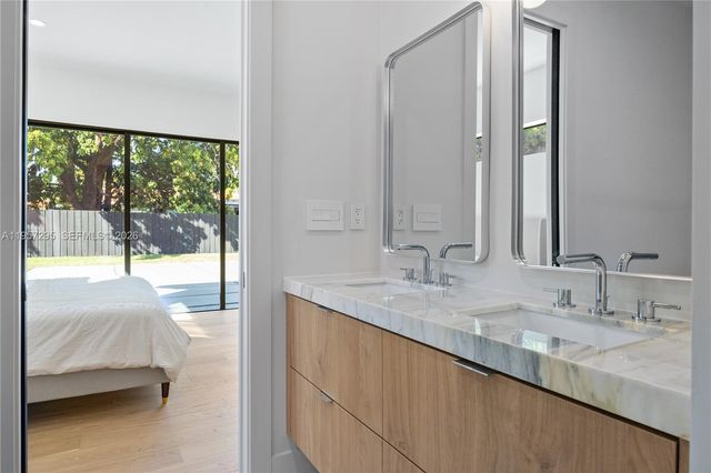 8765 SW 175th St, Palmetto Bay, FL 33157