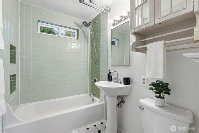 11515 25th Avenue NE, Seattle, WA 98125