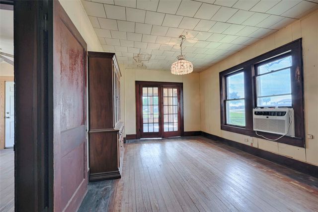 820 W Fairwinds Street, Hallettsville, TX 77964