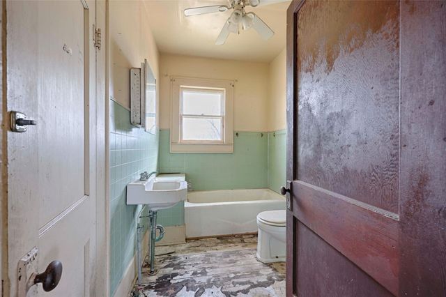 820 W Fairwinds Street, Hallettsville, TX 77964