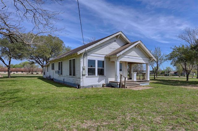 820 W Fairwinds Street, Hallettsville, TX 77964