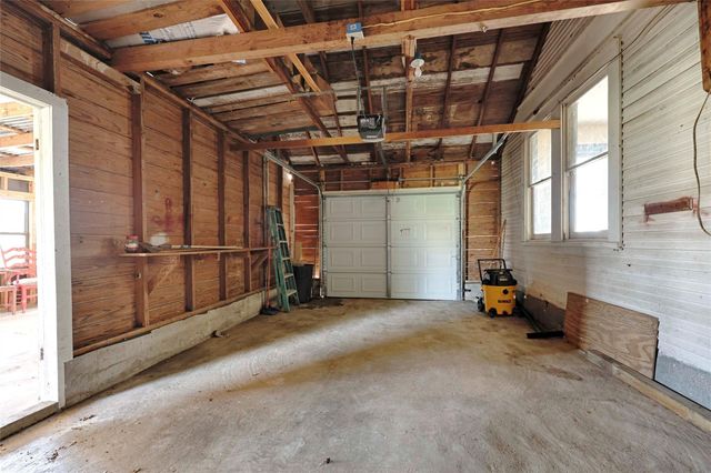 820 W Fairwinds Street, Hallettsville, TX 77964